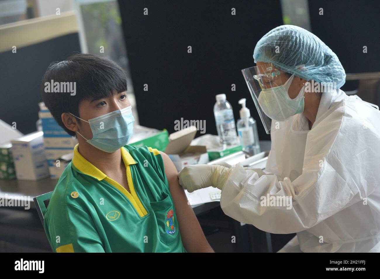 Bangkok, Thailand. Oktober 2021. Ein Junge erhält am 19. Oktober 2021 in Bangkok, Thailand, den Impfstoff COVID-19. Thailand beschleunigt die Einführung von Impfungen, da das südostasiatische Land plant, ab November für geimpfte Besucher wieder zu öffnen, um die pandemisch gebeutelte Wirtschaft wiederzubeleben. Quelle: Rachen Sageamsak/Xinhua/Alamy Live News Stockfoto