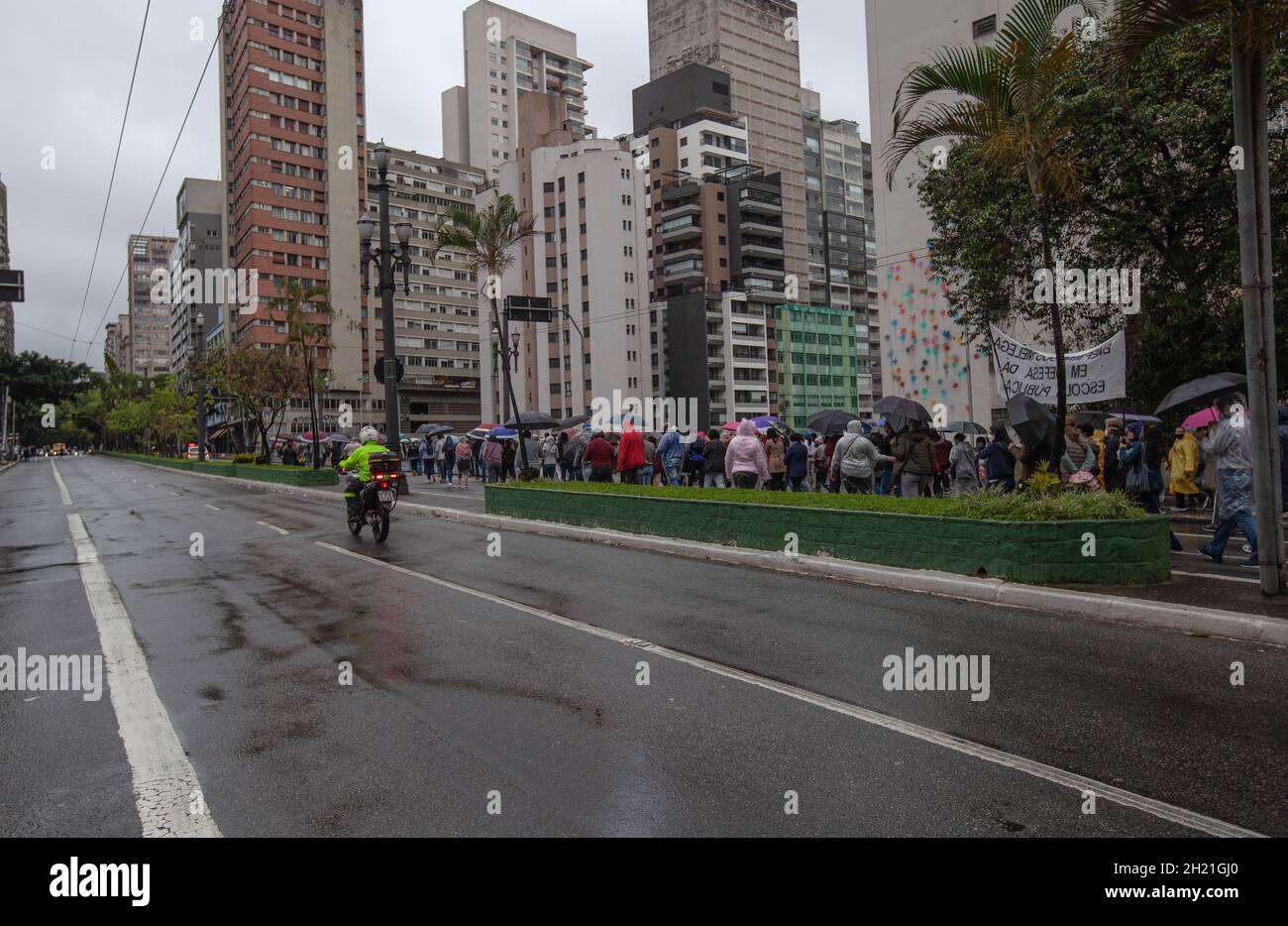 São PAULO, SP - 19.10.2021: MANIFESTAÇÃO CONTRA O SAMPAPREV 2 - Demonstration der öffentlichen Lehrer in São Paulo zieht in Richtung Rathaus. Lehrer kämpfen für bessere Arbeitsbedingungen und gegen SAMPAPREV. (Foto: Zé Carlos Barretta/Fotoarena) Stockfoto