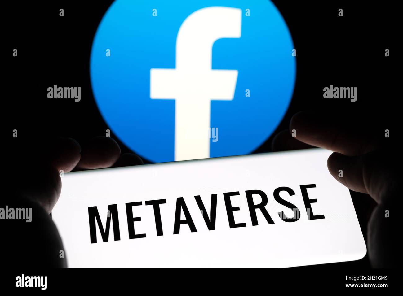 FACEBOOK META Metaverse Konzept. Smartphone-Silhouette mit METAVERSE Wort und Firmenlogo auf dem verschwommenen Hintergrund. Keine Montage. Stockfoto