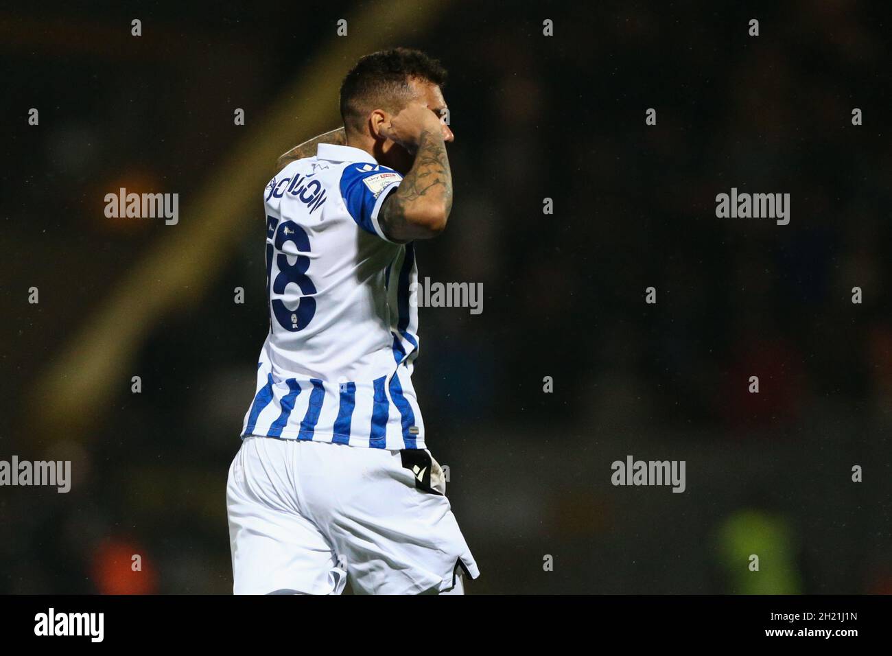 Cambridge, Großbritannien. Oktober 2021. Marvin Johnson #18 von Sheffield Wednesday goads die Cambridge Fans in Cambridge, Vereinigtes Königreich am 10/19/2021. (Foto von Arron Gent/News Images/Sipa USA) Quelle: SIPA USA/Alamy Live News Stockfoto