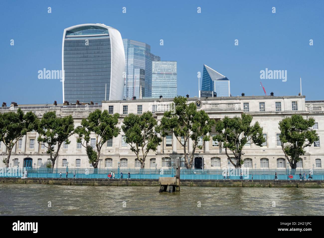 The Custom House, HM Revenue & Customs Office mit Wolkenkratzern in der City of London von der Themse aus gesehen, England Großbritannien Stockfoto