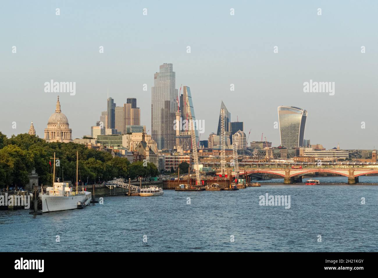 Skyline der City of London mit der Themse, England Vereinigtes Königreich Großbritannien Stockfoto