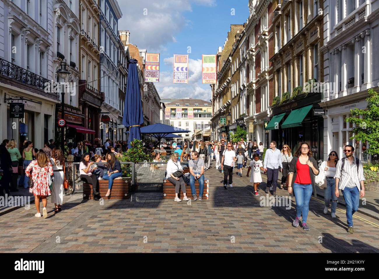 Touristen und Einkäufer auf der King Street in Covent Garden in London, England Großbritannien Stockfoto