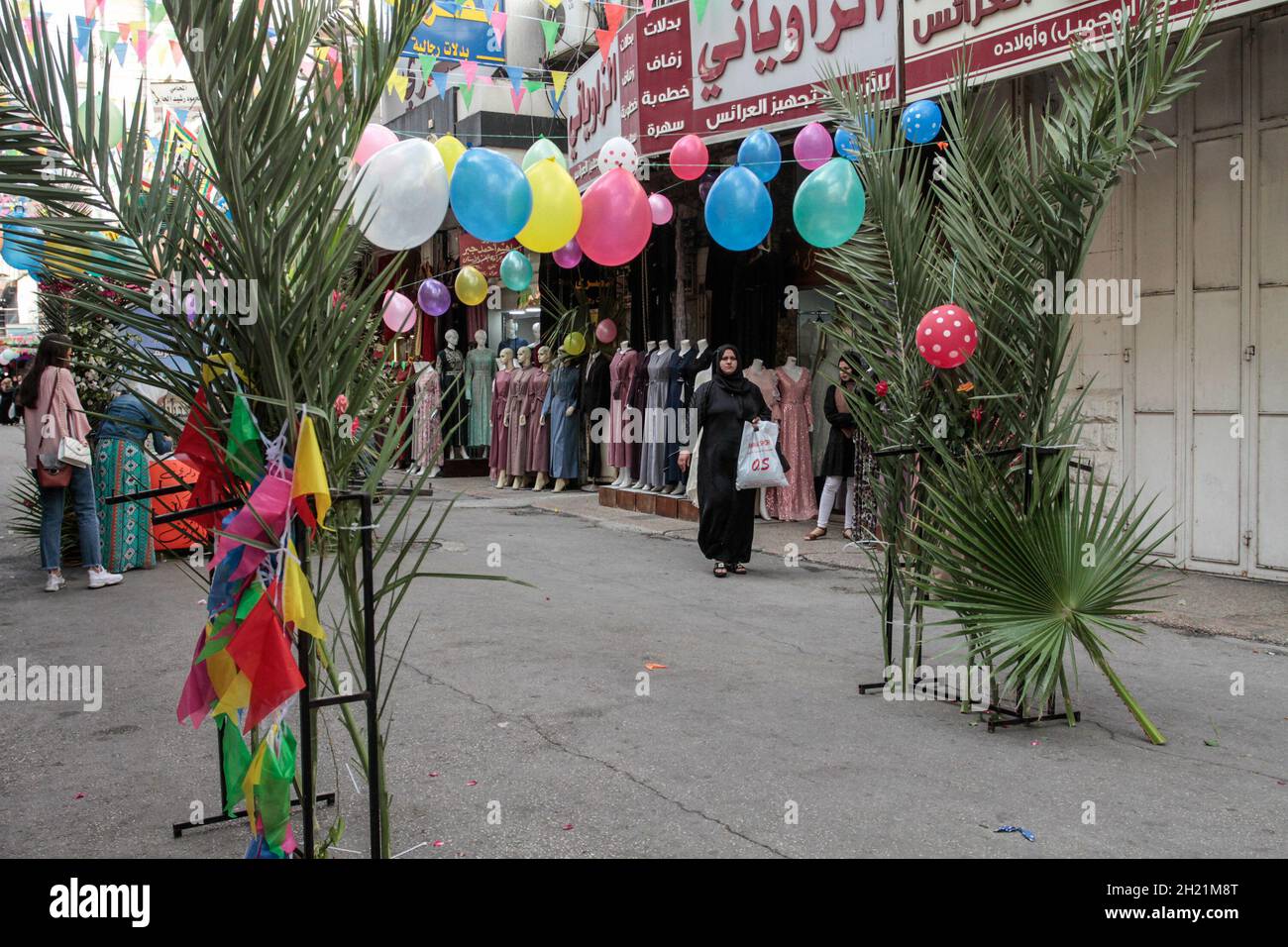 Nablus, Palästina. Oktober 2021. Blick auf eine geschmückte Straße mit Palmblättern und Luftballons anlässlich der Geburt des Propheten Muhammad. Palästinenser schmücken die Straßen der Altstadt von Nablus anlässlich des Geburtstages des Propheten. Muslime feiern den Geburtstag des Propheten jedes Jahr am zwölften von Rabi' al-Awwal, dem dritten Monat des islamischen Kalenders. Kredit: SOPA Images Limited/Alamy Live Nachrichten Stockfoto