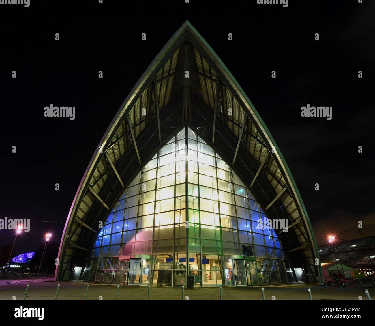 Glasgow, Schottland, Großbritannien. Oktober 2021. IM BILD: SEC Armadillo Gebäude. Nachtansicht des COP26-Geländes und des Veranstaltungsortes mit temporären Strukturen, die zur Hälfte auf dem Gelände des Scottish Event Campus (SEC) errichtet wurden, das früher als Scottish Exhibition and Conference Center (SECC) bekannt war, mit dem vorderen Parkplatz außerhalb des neu benannten OVO Hydro (ehemals SSE Hydro) Mit neuen Transfers über den Steg, die sagen, „die Menschen machen Glasgow“ und Nachtarbeiter machen weiterhin Vorbereitungen. Quelle: Colin Fisher/Alamy Live News Stockfoto