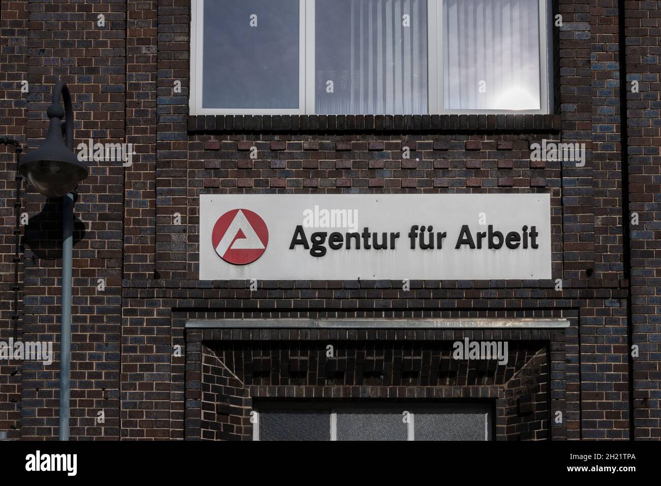 Deutschland , Finsterwalde , 18.10.2014 , Ein Zeichen der Arbeitsagentur an einer Fassade Stockfoto