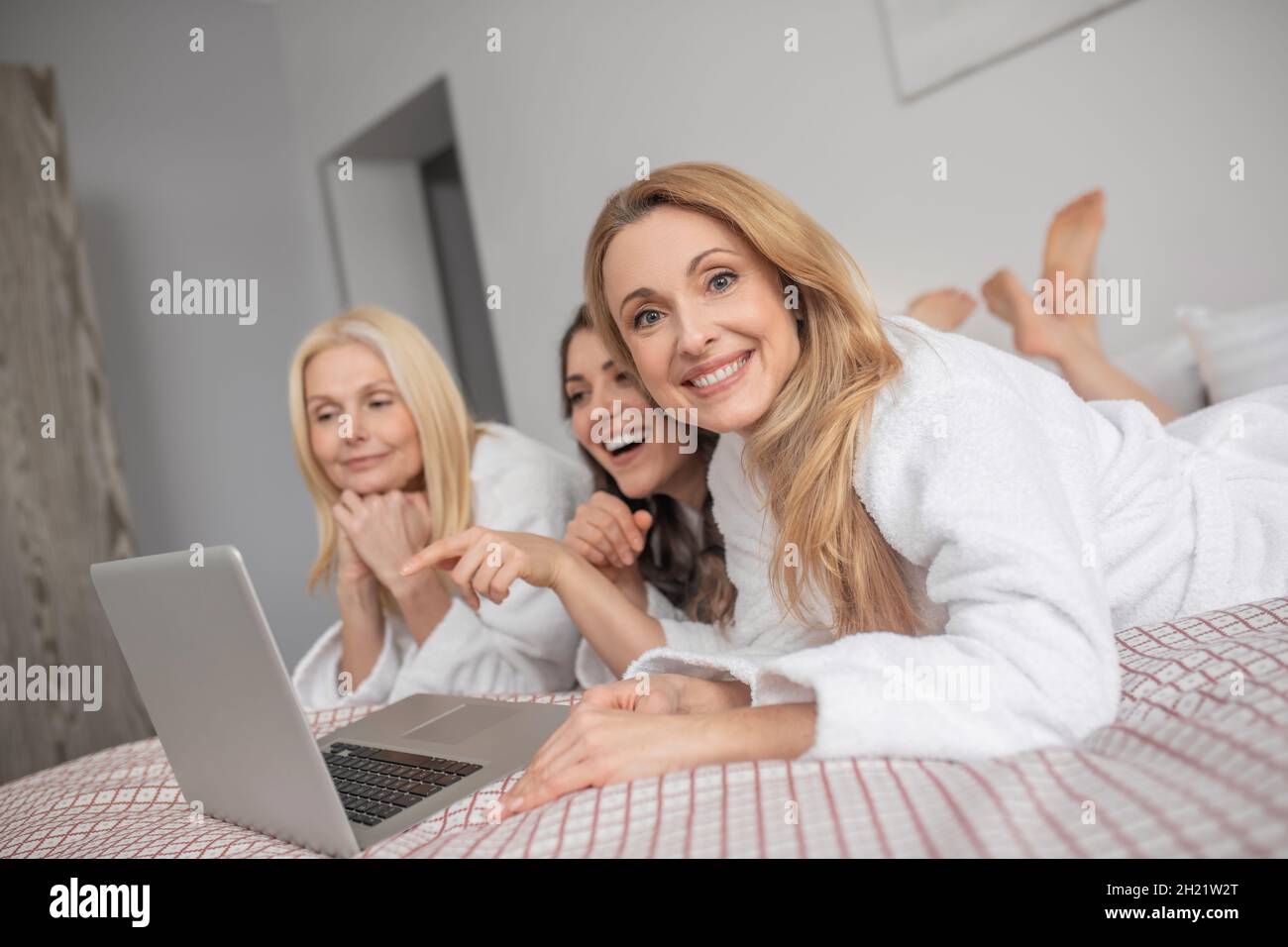 Glückliche Frauen verbringen gemeinsam Freizeit Stockfoto