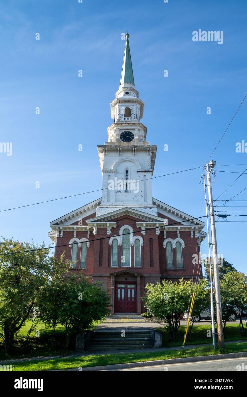 Bangor, ME - USA - 12. Oktober 2021: Vertikaler Blick auf die Union Street Brick Church, eine Wahrzeichen-Kirche im Herzen der Innenstadt von Histo Stockfoto