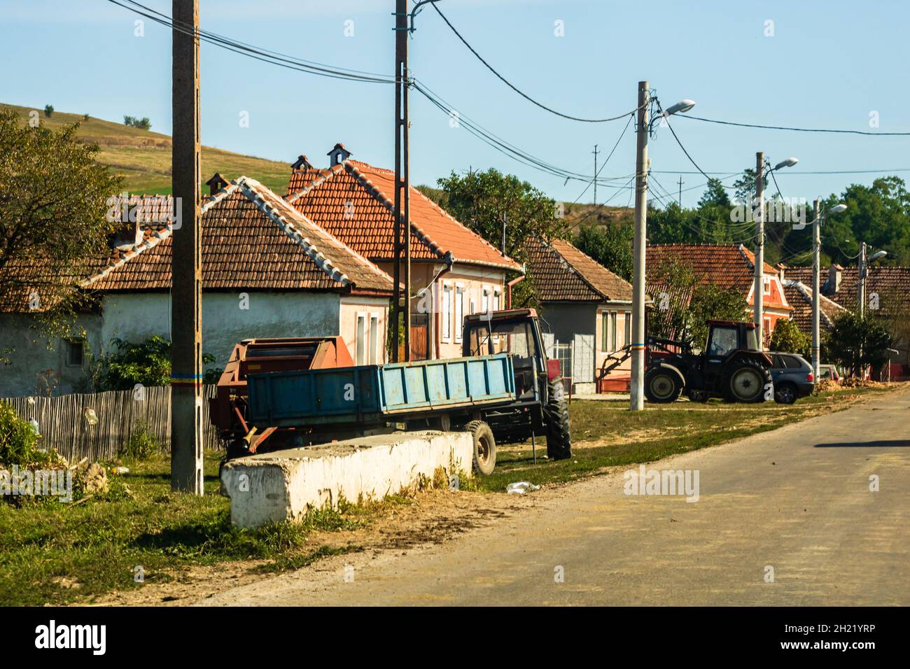 BUCHARE, RUMÄNIEN - 01. Sep 2021: Ein landwirtschaftlicher Traktor auf der Straße in Viscri, Rumänien Stockfoto