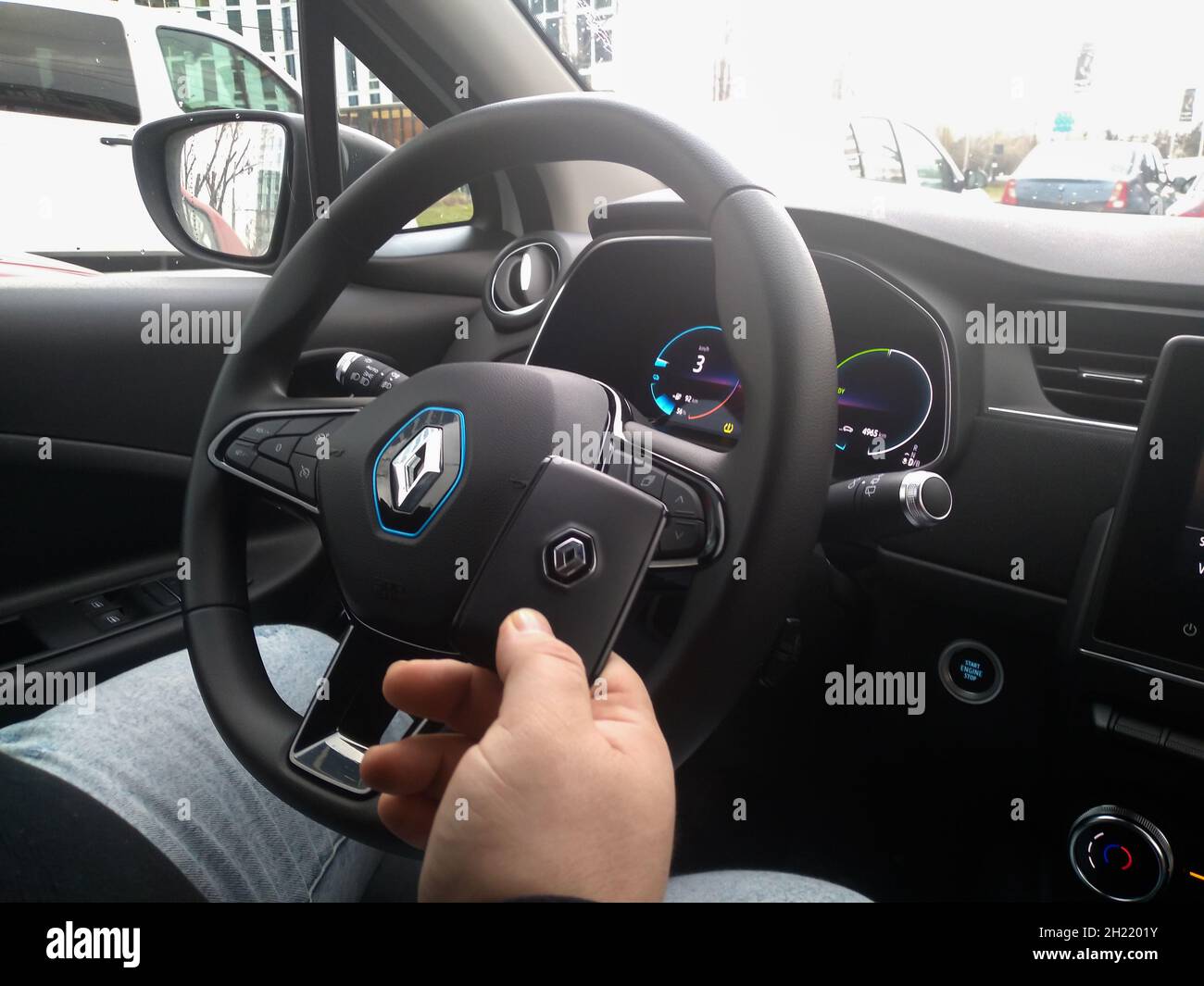 BUCHARE, RUMÄNIEN - 01. Sep 2021: Der Innenraum eines neuen Renault Zoe Elektroautos mit Lenkrad und Bedienknöpfen. Stockfoto