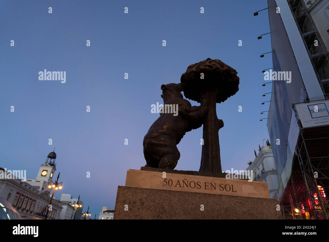 El Oso y el Madroño (der Bär und der Erdbeerbaum) an der Puerta del Sol in Madrid, Spanien. Die markante Skulptur des Künstlers Antonio Navarro Santaf Stockfoto