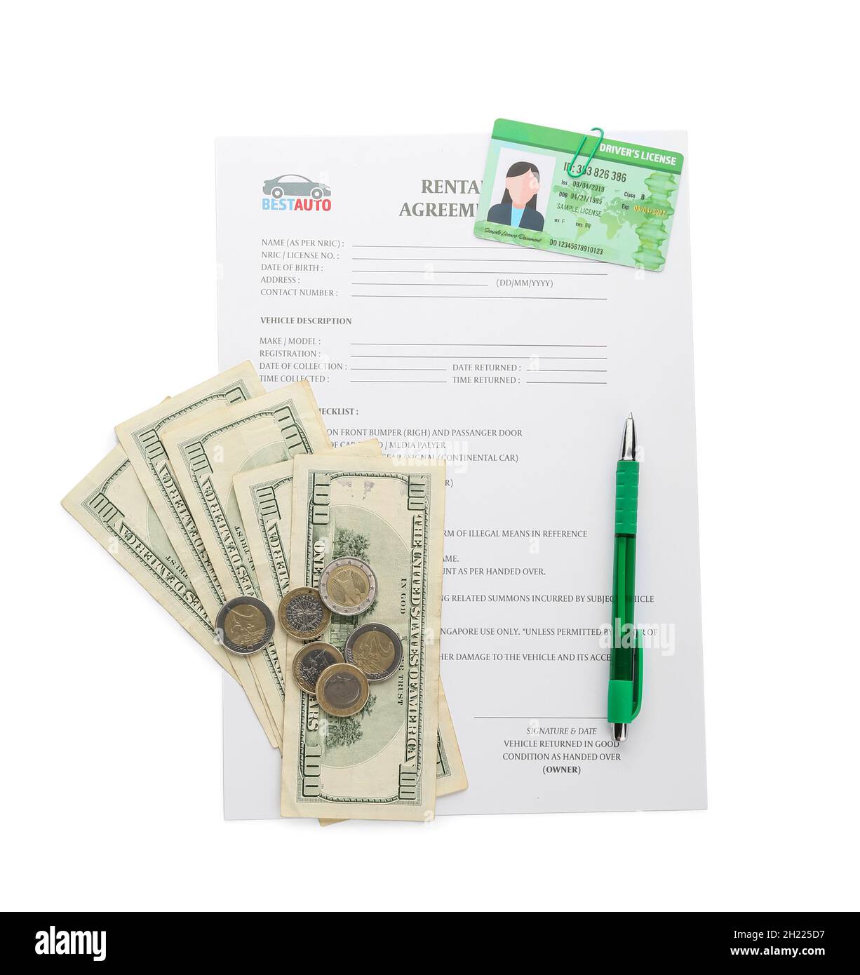 Mietvertrag, Führerschein, Geld und Stift auf weißem Hintergrund Stockfoto