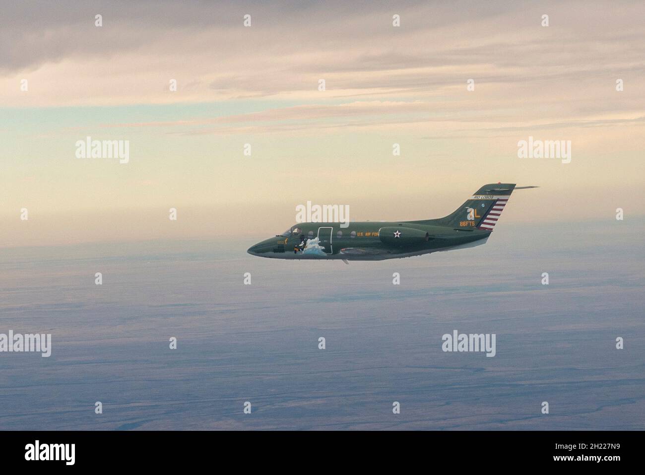 Der historische Schwanz des 86. Flying Training Squadron fliegt am 19. Oktober 2021 auf seiner Reise zum Luftwaffenstützpunkt Holloman, New Mexico, durch die Luft. Das Flugzeug und ein weiterer T-1 Jayhawk tragen Vorräte für die Operation Allies Welcome, die Flüchtlingen aus Afghanistan helfen. (US-Foto von Senior Airman David Phaff) Stockfoto