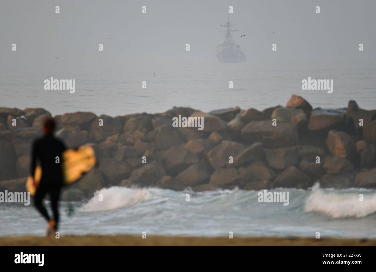 USS Fitzgerald (DDG 62) taucht wie eine Erscheinung durch den Morgennebel auf und nähert sich Silver Strand Beach in Oxnard, Kalifornien, am 20. September, auf ihrem Weg zum Naval Surface Warfare Center, Port Hueneme Division, für einen Schiffsgroßling, dem letzten Geschäftsjahr 2021. (USA Navy Foto von Dana Rene White/veröffentlicht). Stockfoto