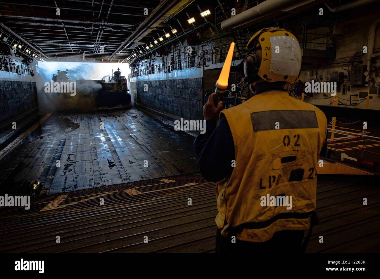 211018-N-PC065-1030 ATLANTIK (OKT 18, 2021) der Mate 2. Klasse Dazaneae Jones von Boatswain, der dem amphibischen Transportschiff USS Arlington (LPD 24) der San Antonio-Klasse zugewiesen wurde, leitet ein Landungsschiff, Luftkissen, das an der Assault Craft Unit (ACU) 4 befestigt ist, am 18. Oktober 2021 in das Brunnendeck. Arlington führt derzeit im Atlantischen Ozean Schulungen zur fortgeschrittenen Bereitstellung durch. (USA Navy Foto von Mass Communication Specialist 2nd Class John Bellino/veröffentlicht) Stockfoto