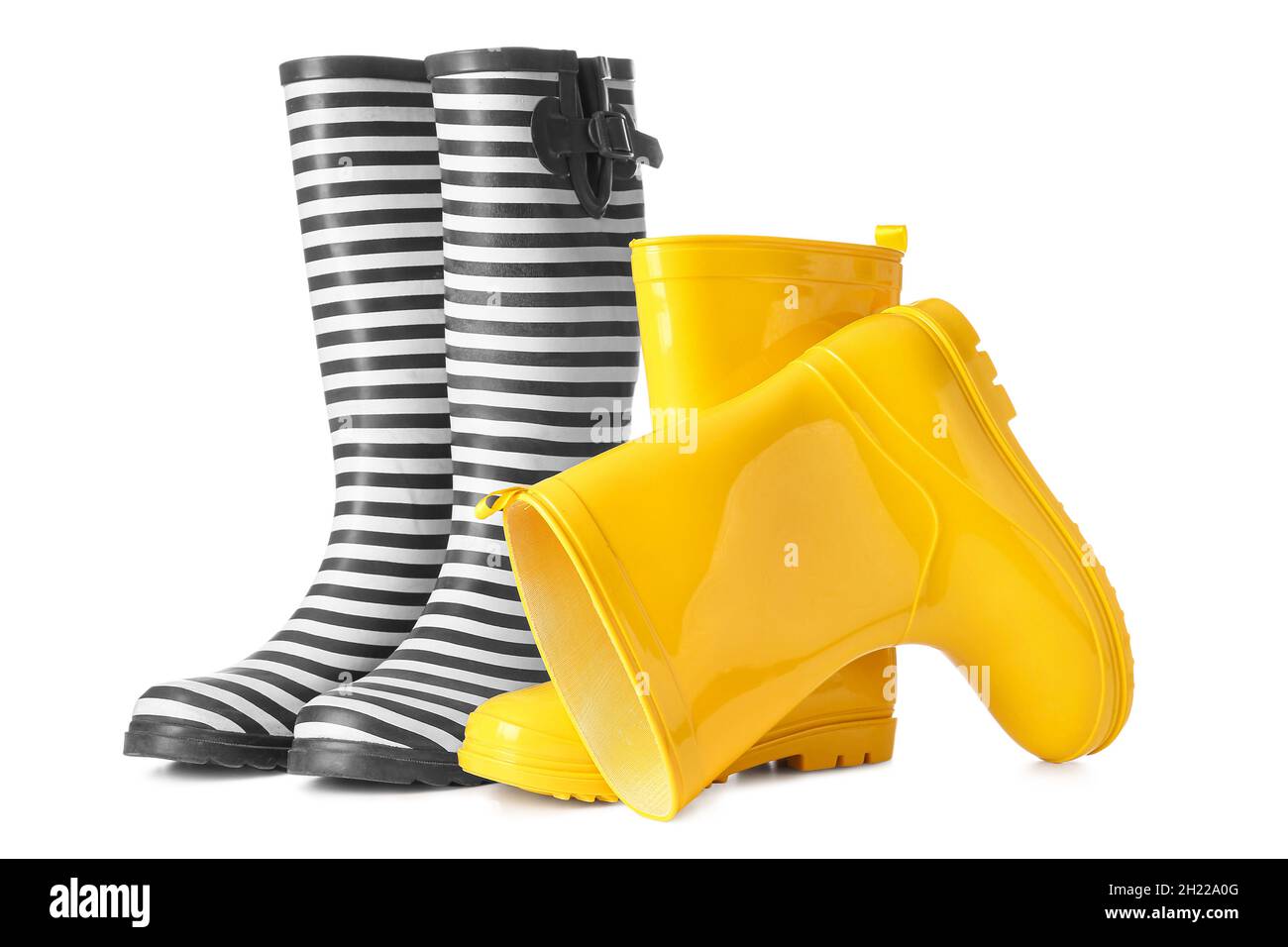 Zwei Paar Gummistiefel auf weißem Hintergrund Stockfoto