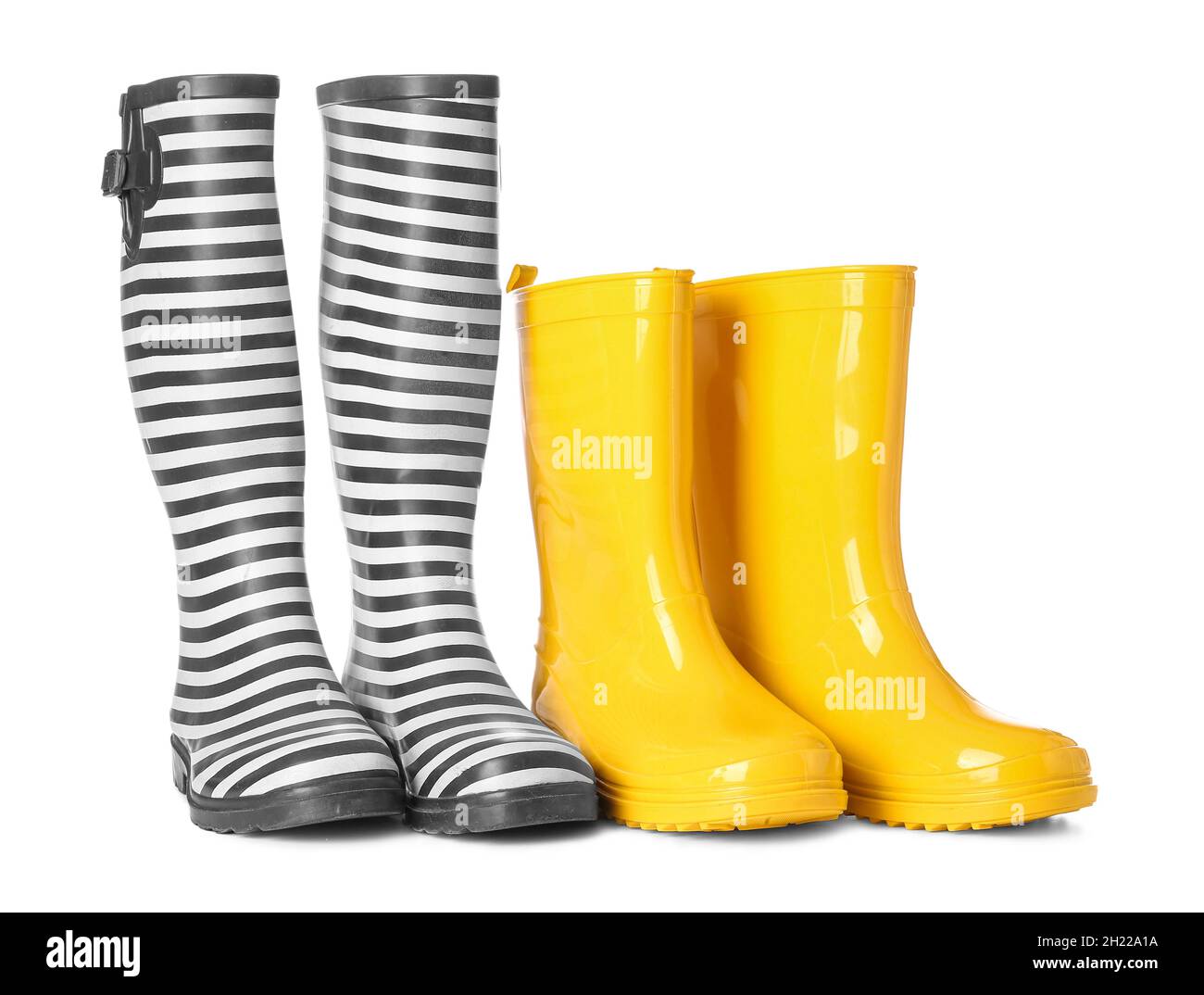 Zwei Paar Gummistiefel auf weißem Hintergrund Stockfoto