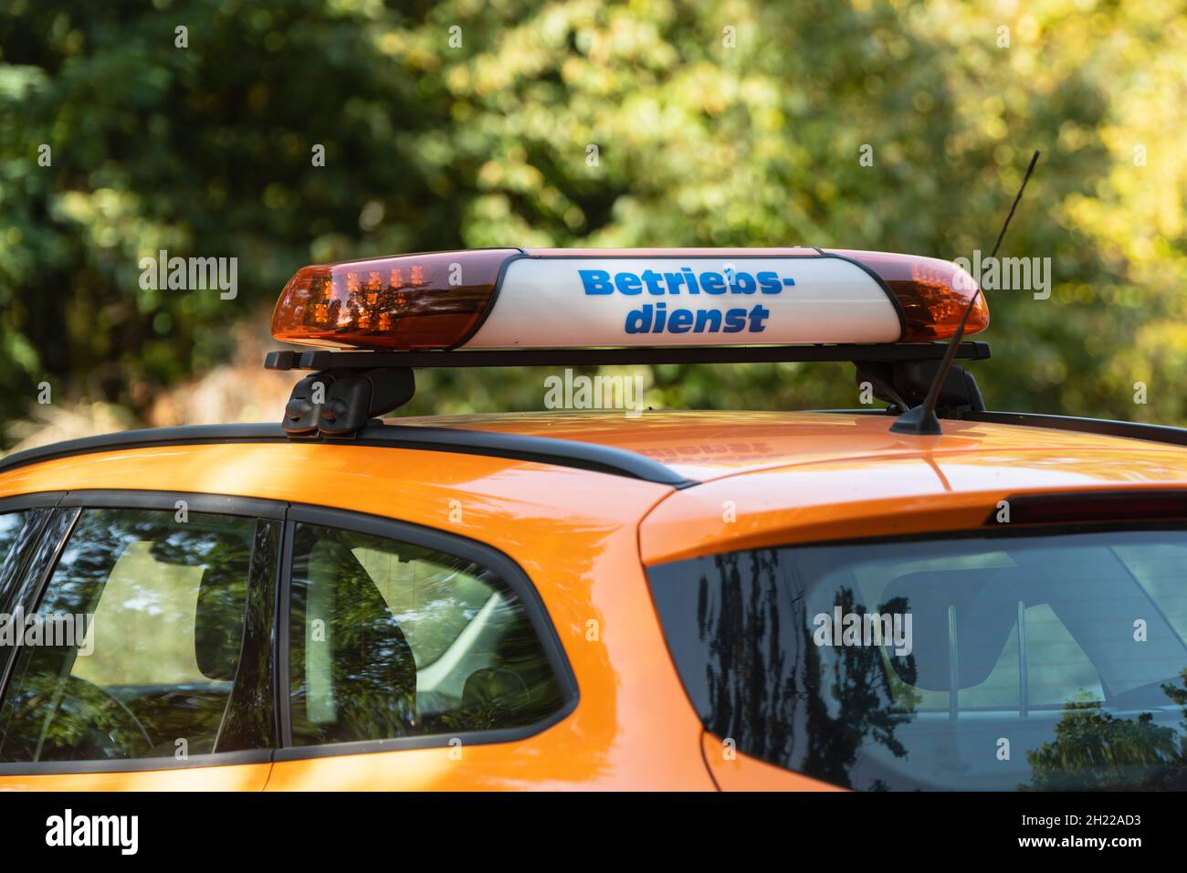 Eine Warnleiste mit der deutschen Aufschrift Betriebsdienst auf einem Autodach Stockfoto