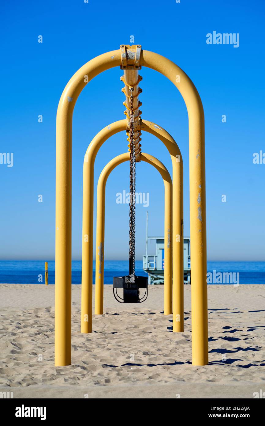 Vertikale Aufnahme einer gelben Schaukel am weltberühmten Hermosa Beach Strand. Südkalifornien, USA Stockfoto