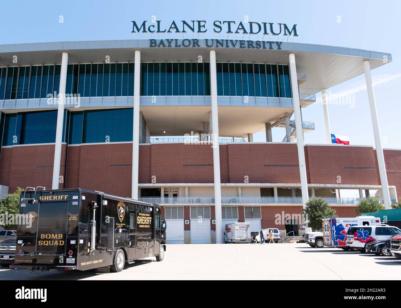 Waco, Texas, USA. Oktober 2021. McLennan County Sheriff bombardierte im McLane Stadium vor dem NCAA Football-Spiel zwischen den Brigham Young Cougars und Baylor Bears im McLane Stadium in Waco, Texas. Matthew Lynch/CSM/Alamy Live News Stockfoto