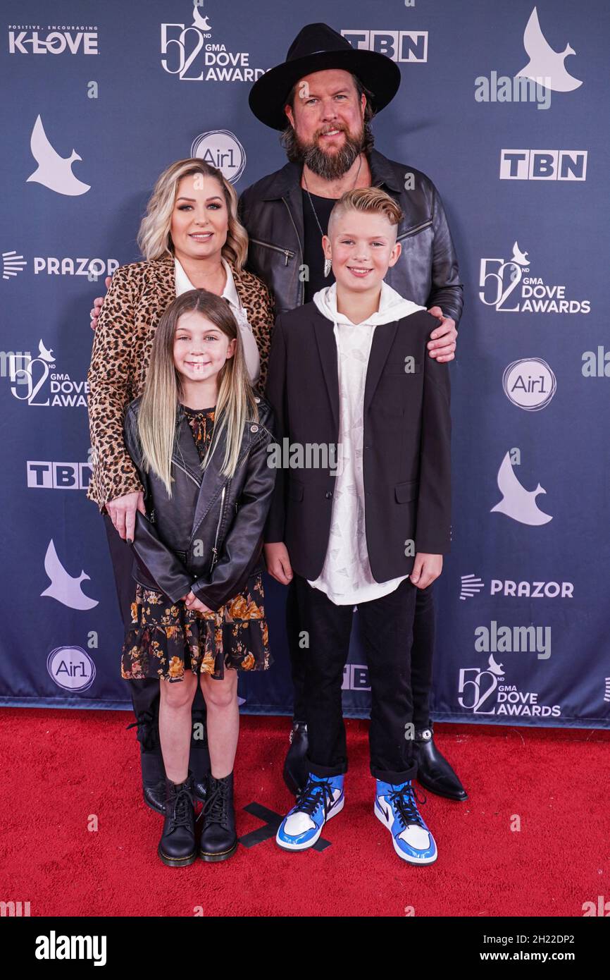 Nashville, Tennessee, USA, 19. Oktober 2021. Sänger Zach Williams und seine Familie gehen während der 52. Jährlichen GMA Dove Awards in der Allen Arena auf den Roten Teppich. Stockfoto