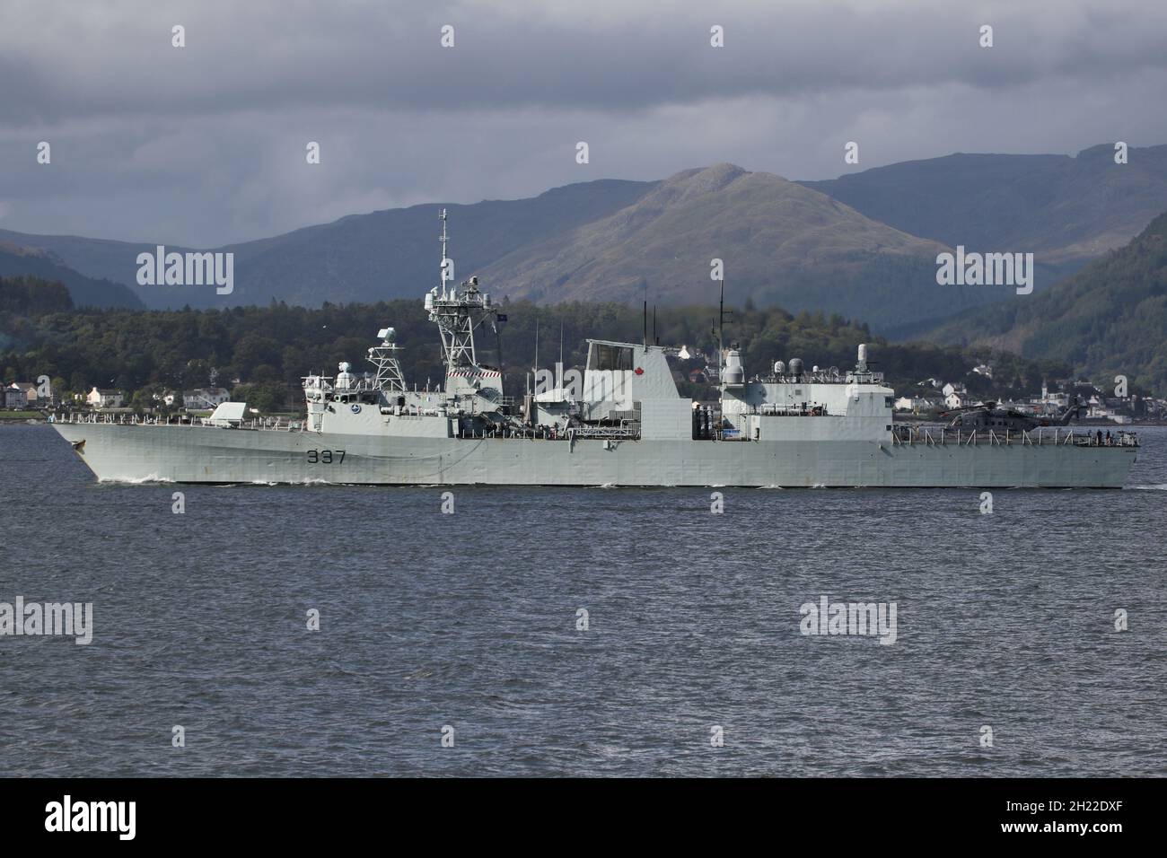 HMCS Fredericton (FFH-337), eine Fregatte der Royal Canadian Navy der Halifax-Klasse (oder City-Klasse), die Gourock auf dem Firth of Clyde passiert, während sie sich aufmacht, um an den militärischen Übungen Dynamic Mariner 2021 und Joint Warrior 21-2 teilzunehmen. Auf dem Hubschrauberdeck ist ein Sikorsky CH-148 Cyclone (Seriennummer 148826) zu sehen. Stockfoto