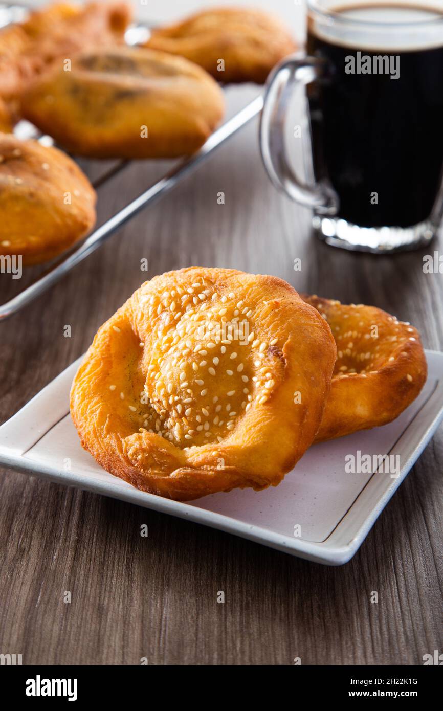 Schinken-Chim-peng. (Frittierter chinesischer Donut). Es gibt mindestens 3 Sorten Schinken-Chin peng - mit klejedem Reis, fünf Gewürzpulver und roten Bohnen pa Stockfoto