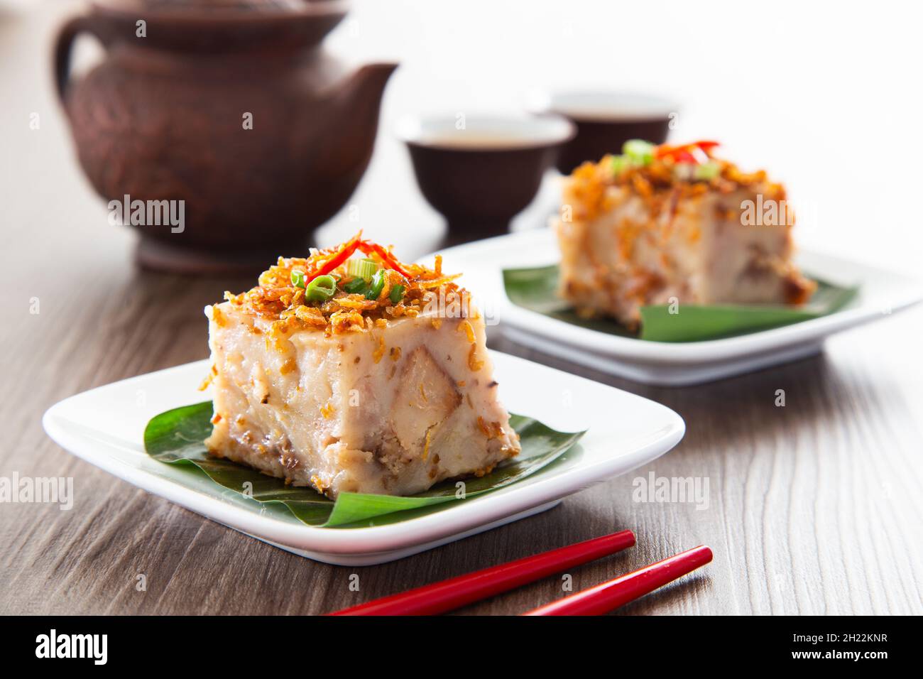 Gedämpfter Yam-Kuchen mit gemahlenen, tiefgebratenen, getrockneten Garnelenkuchen Stockfoto