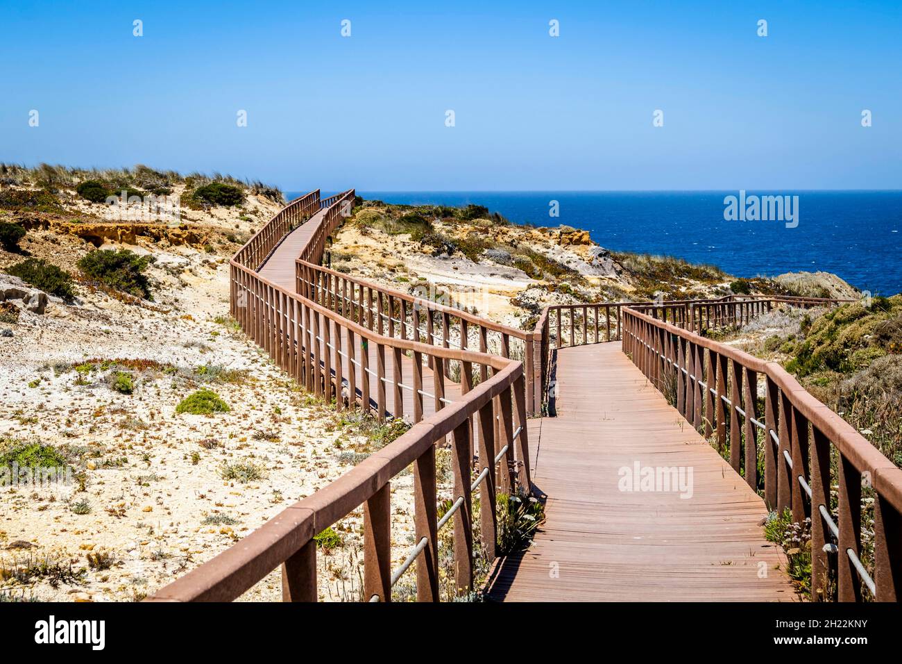 Holzwege am Atlantischen Ozean in Zambujeira do Mar, Naturpark Vicentina-Küste, Alentejo, Portugal Stockfoto