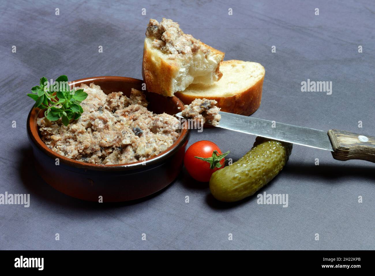 Eine Schüssel mit Fleischterrine, Brot und Gurken, Frankreich Stockfoto