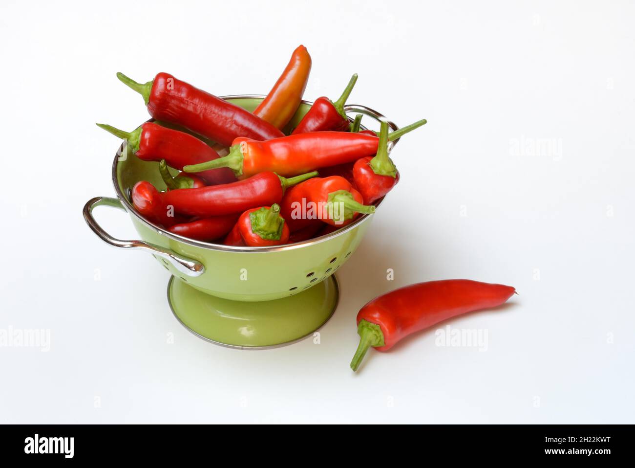 Rote Paprika in Sieb, Deutschland Stockfoto