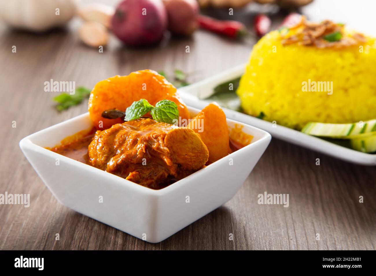 Kurkuma-Klebrreis auch als Nasi Kunyit bekannt. Normalerweise mit trockenem Huhn gegessen. Stockfoto