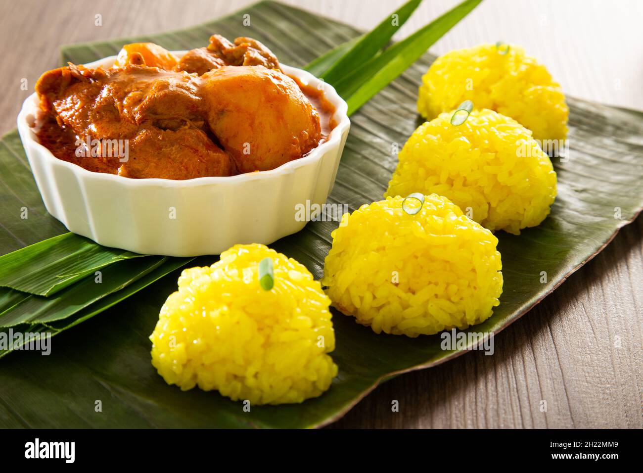 Kurkuma-Klebrreis auch als Nasi Kunyit bekannt. Normalerweise mit trockenem Huhn gegessen. Stockfoto