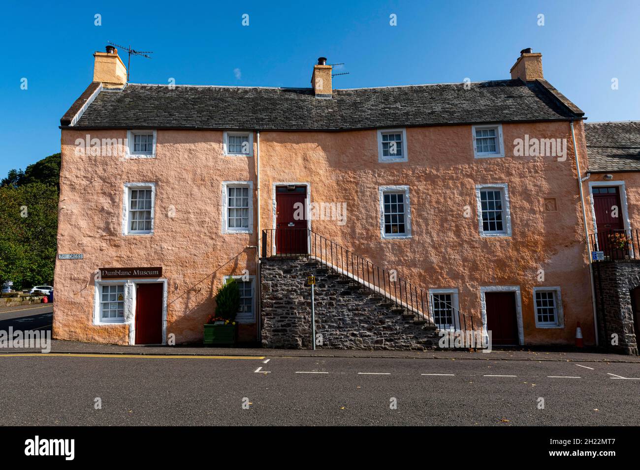 Historisches Haus gegenüber der Dunblane Cathedral, Dunblane, Schottland, Großbritannien Stockfoto