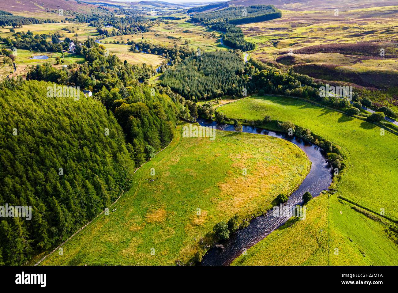 Luftaufnahme der wunderschönen Landschaft um Dalnaglar Castle, Glenshee, Schottland, Großbritannien Stockfoto