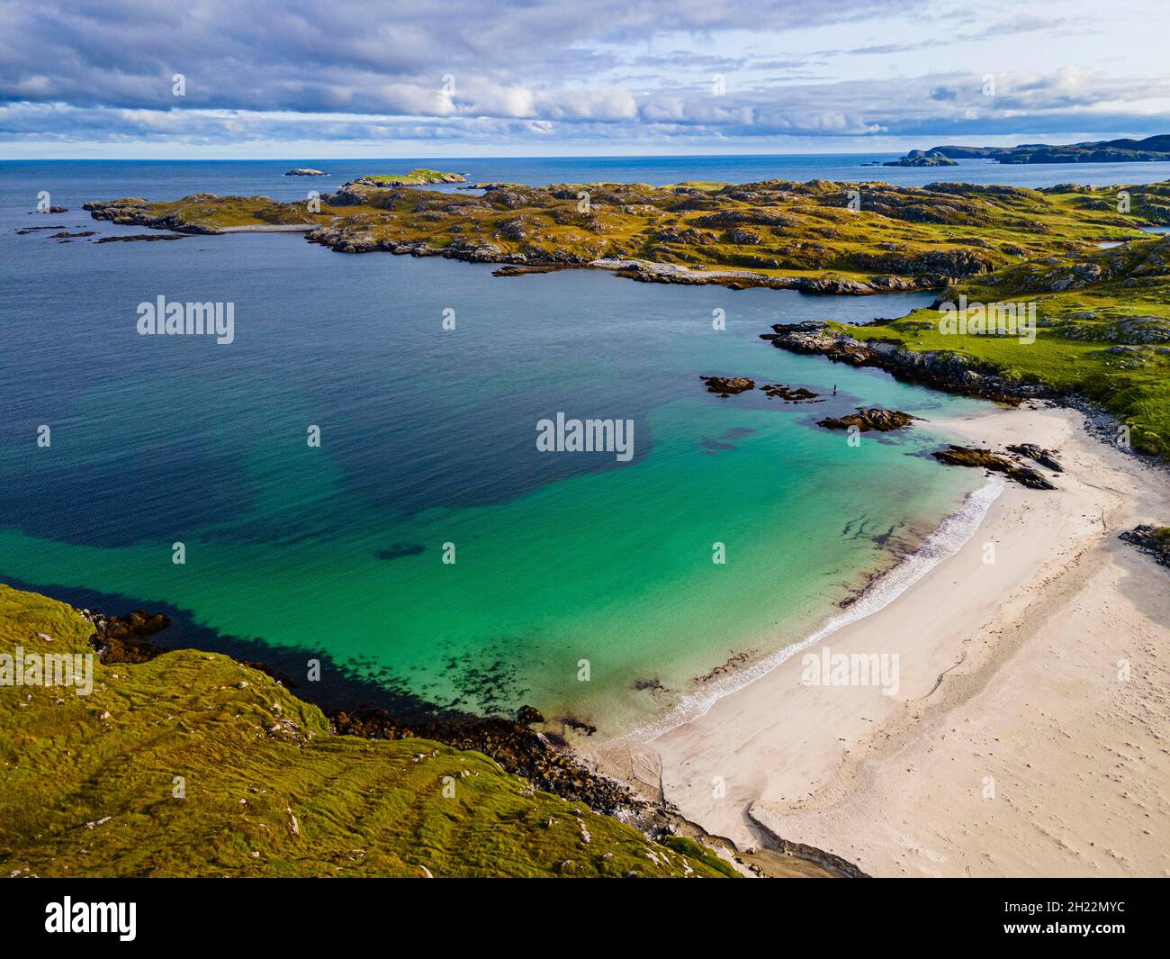 Luftaufnahme aus weißem Sand und türkisfarbenem Wasser am Bosta Beach, Isle of Lewis, Äußere Hebriden, Schottland, Großbritannien Stockfoto