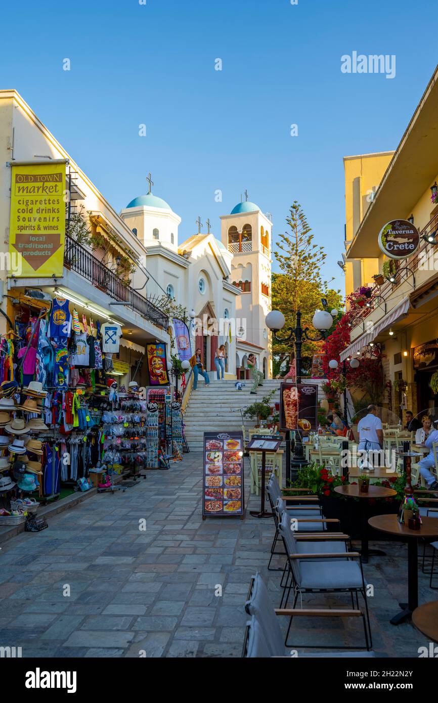 Altstadt mit Agia Paraskevi Kirche, Souvenirläden und Restaurants, Kos, Dodekanes, Griechenland Stockfoto