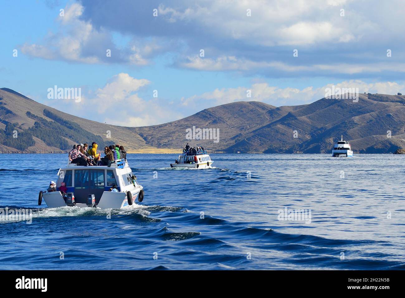 Ausflugsboote auf dem Weg zur Isla del Sol, Titicacasee, Departement La Paz, Bolivien Stockfoto