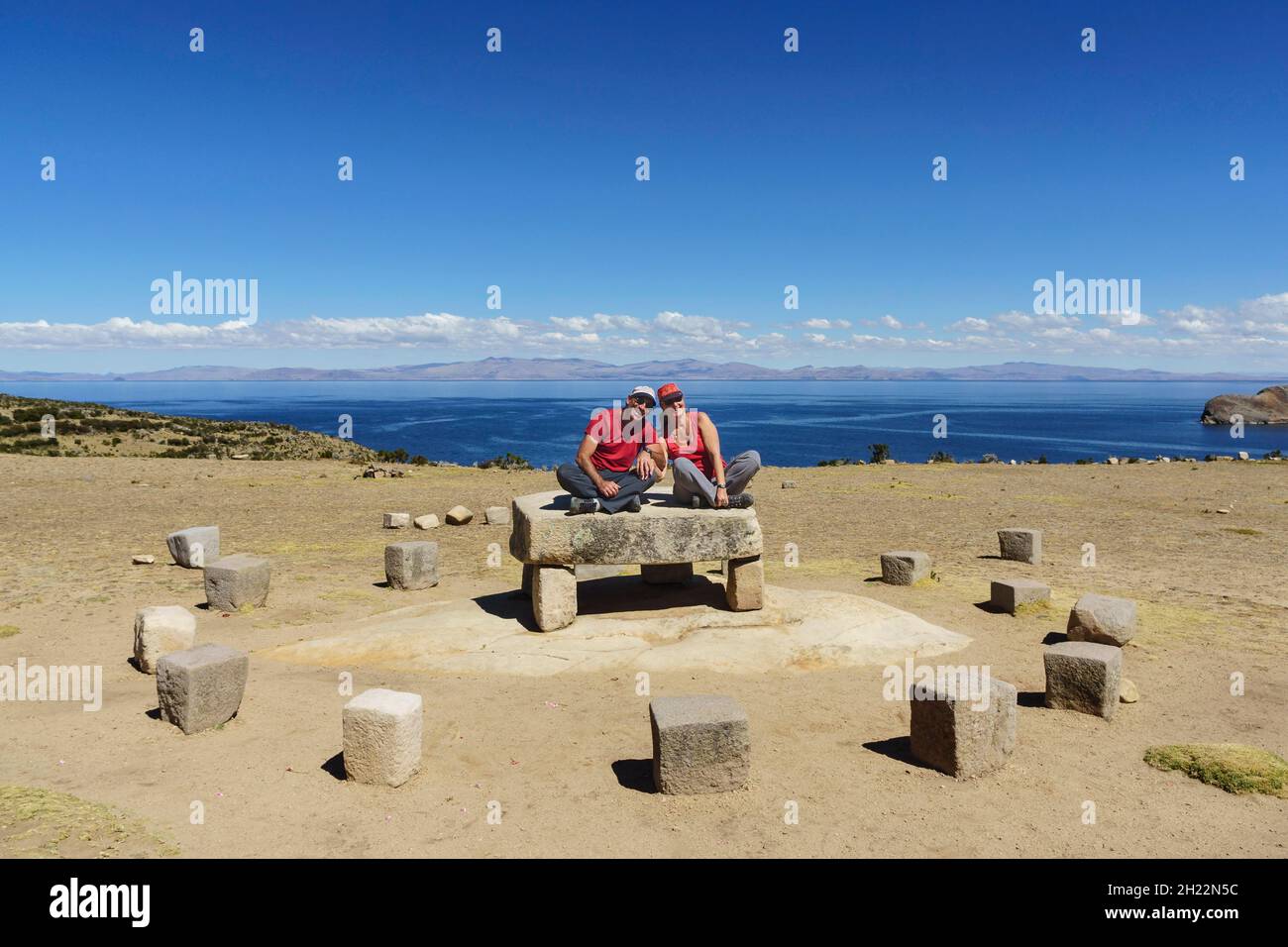 Das ältere Paar sitzt auf der Roca Sagrada, Inka-Kultstätte, Isla del Sol, Titicacasee, Departamento La Paz, Bolivien Stockfoto