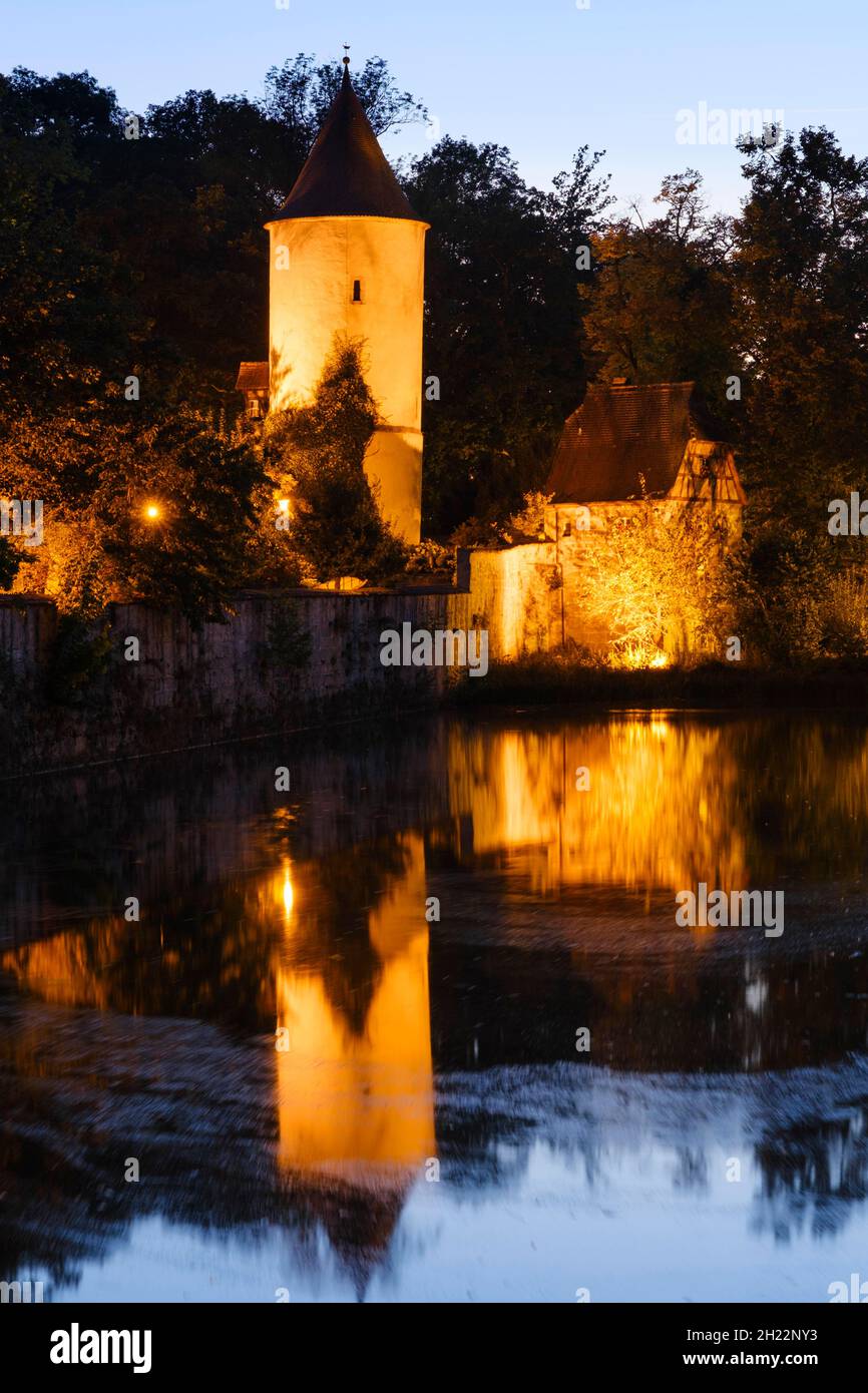 Beleuchtete Stadtmauer mit Klärgrube und Parkwärterhaus am Stadtteich, Dinkelsbühl, Mittelfranken, Bayern, Deutschland Stockfoto