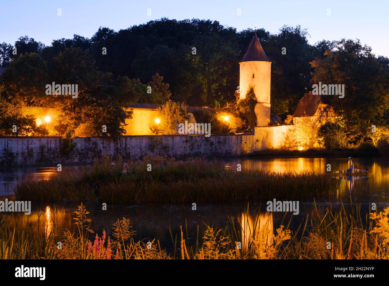 Beleuchtete Stadtmauer mit Klärgrube und Parkwärterhaus am Stadtteich, Dinkelsbühl, Mittelfranken, Bayern, Deutschland Stockfoto