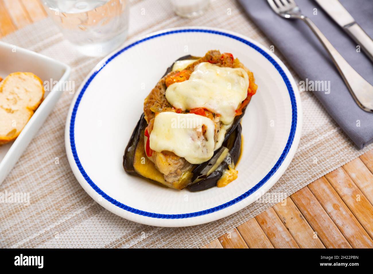 Aubergine mit Tomaten, Hackfleisch und Käse Stockfoto