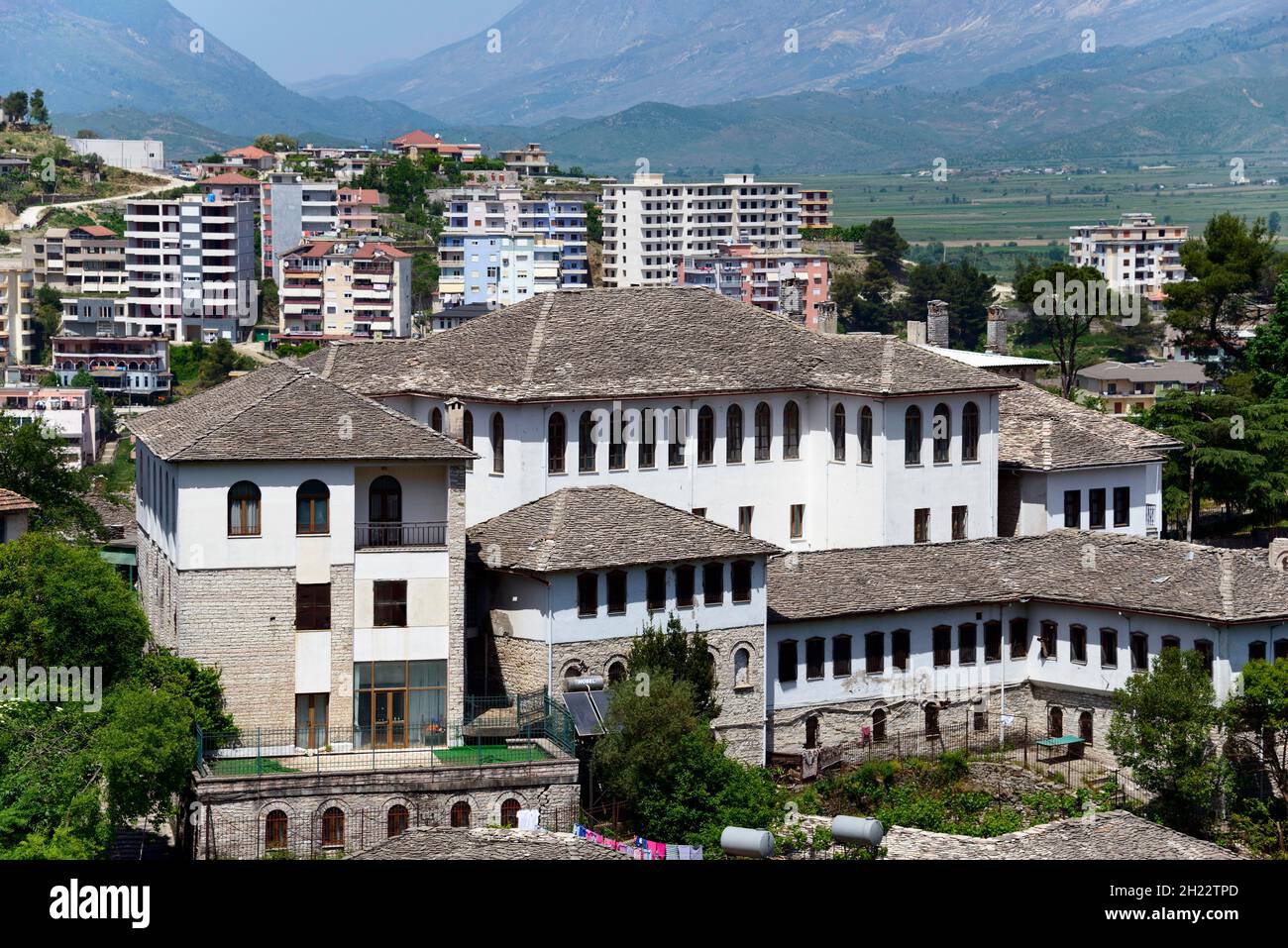 Typische Steingebäude, Blick auf das Dorf, Gjirokastra, Gjirokaster, Gjirokaster, Albanien Stockfoto
