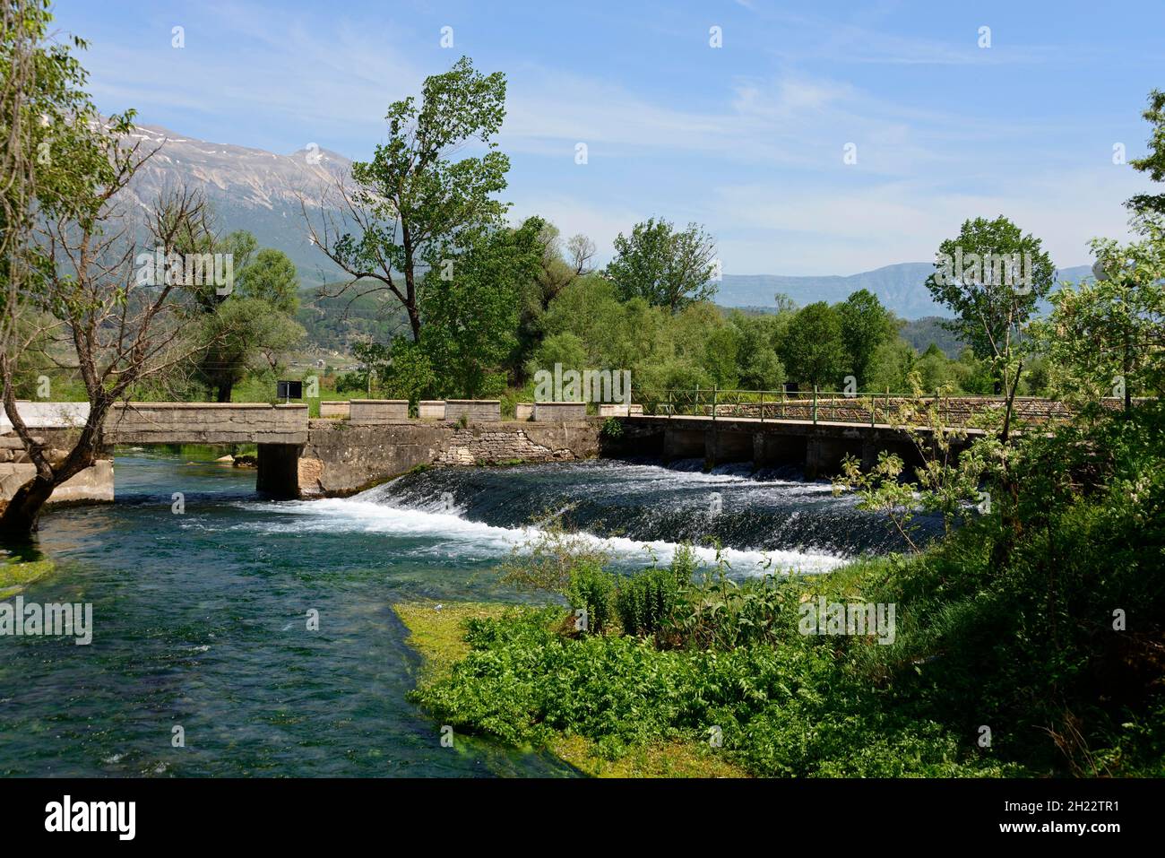 Entladung aus dem Liqeni i Viroit Reservoir, Gjirokastra, Gjirokaster, Gjirokaster, Albanien Stockfoto