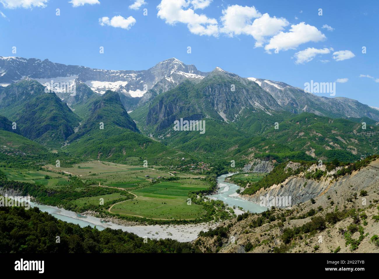 Fluss Vjosa in der Nähe von Kanicol, SH75, Nemeckes-Gebirge, Albanien Stockfoto