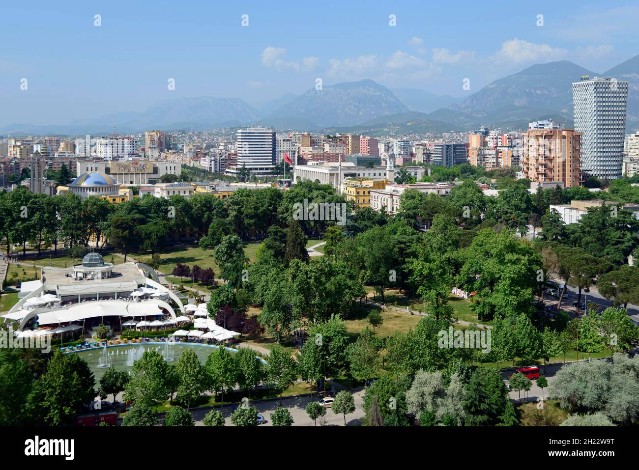Stadtzentrum mit Rinia-Park, Skanderbeg-Platz und TID-Turm, Blick vom Sky Tower, Tirana, Albanien Stockfoto
