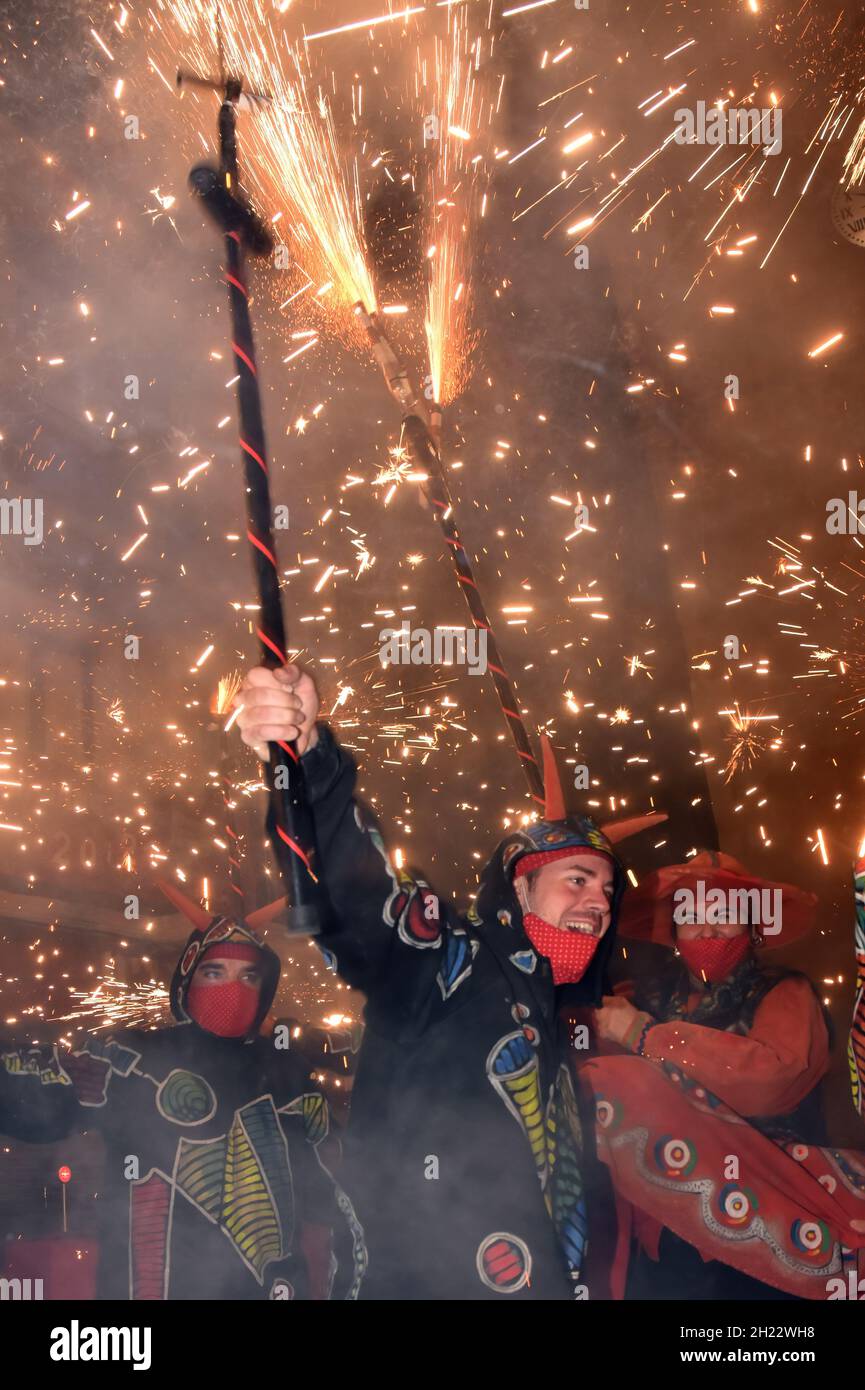 Was Lasst Zwischen Zwei Menschen Den Funken Uberspringen Menschen, die als Teufel unter dem Funken des Feuers verkleidet sind