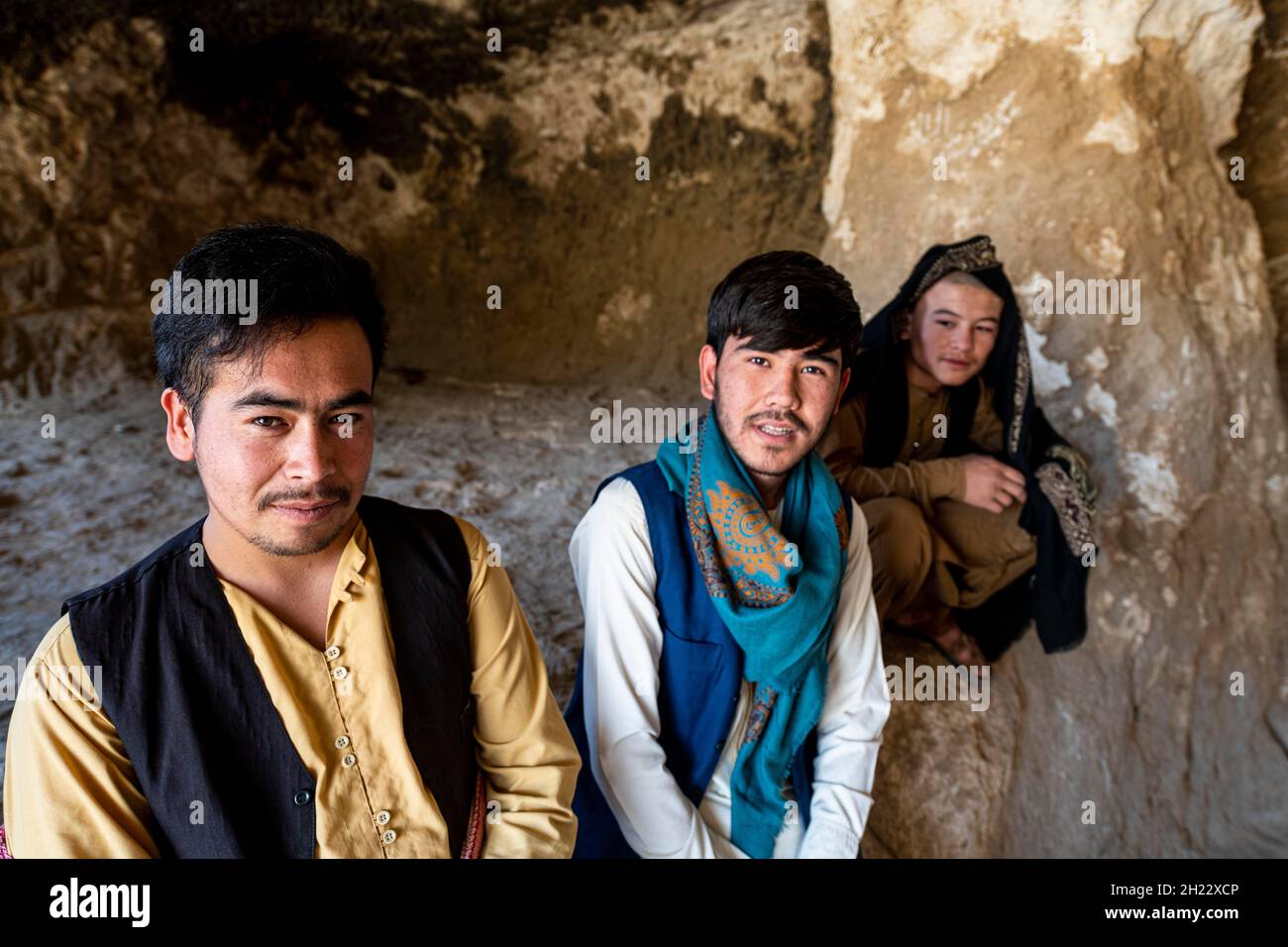 TJunge freundliche Männer, Takht-e Rostam, Afghanistan Stockfoto