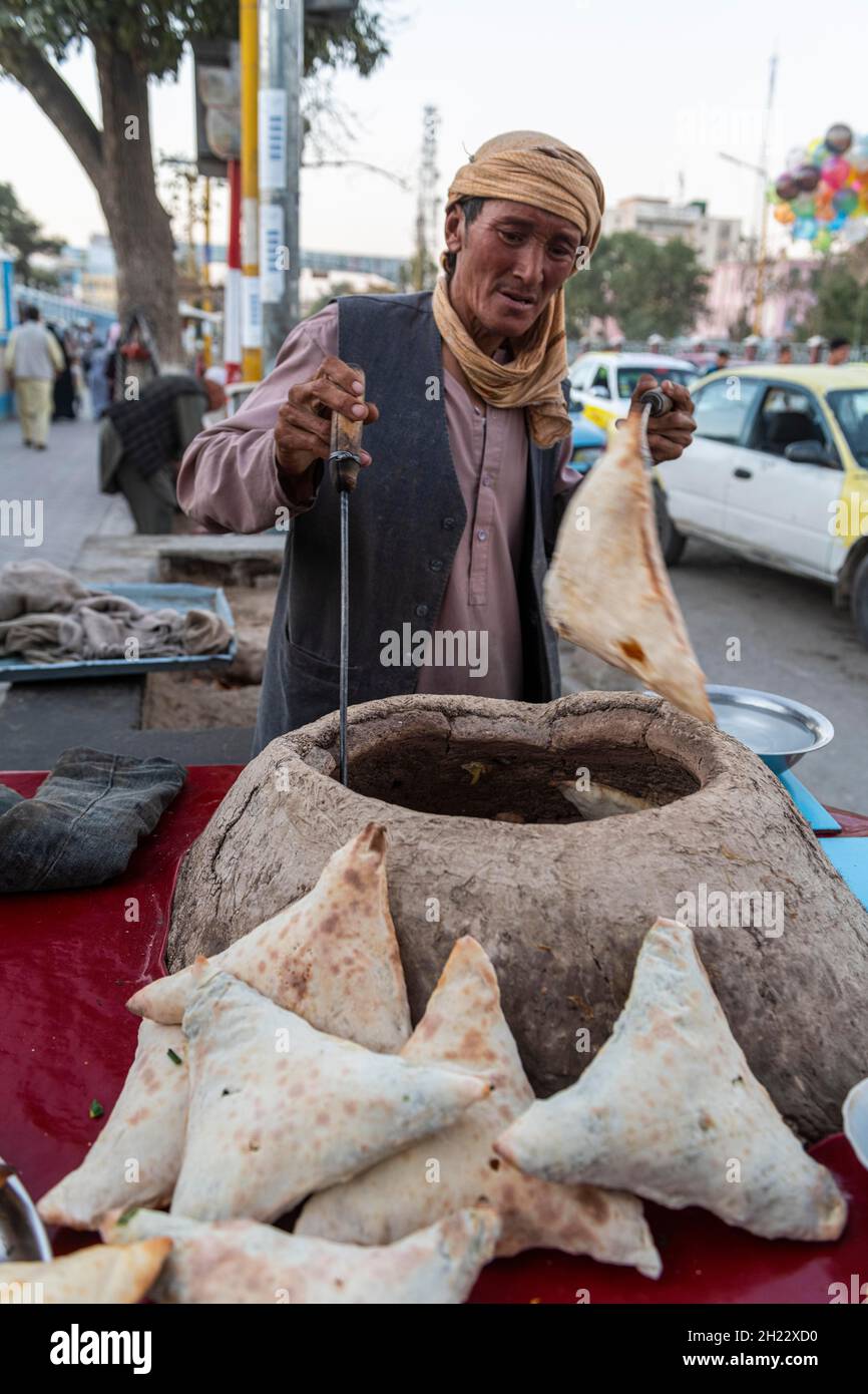 Mann, der in einem heißen Ofen, Mazar-E-Sharif, Afghanistan, lokale Speisen zubereitete Stockfoto