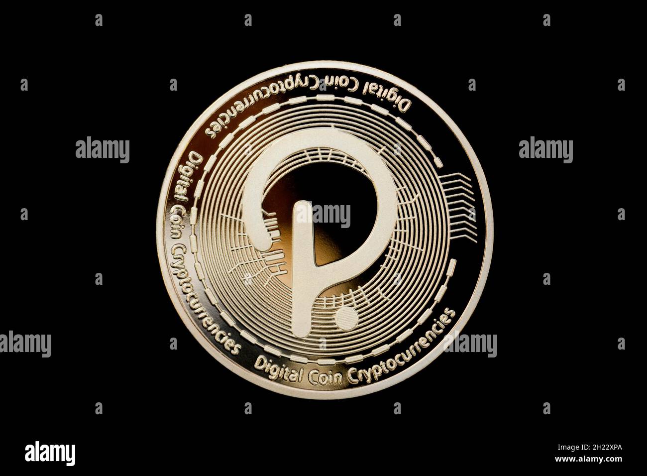 Vorderseite der Kryptowährung Polkadot, Studiofotografie vor schwarzem Hintergrund Stockfoto